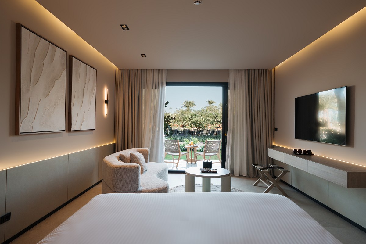 Elegantes Badezimmer mit Marmorwaschbecken, großem Spiegel und moderner Beleuchtung.