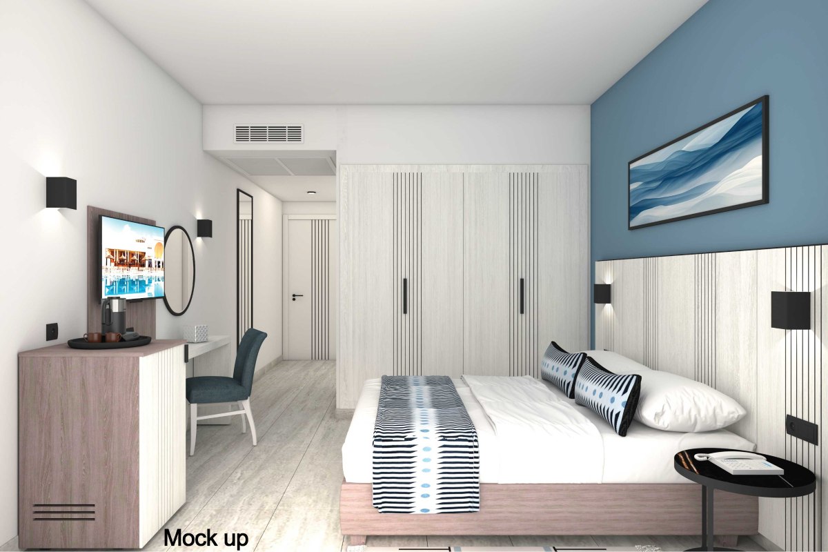 Modernes Hotelzimmer mit Doppelbett, blauer Akzentwand, farbenfroher Wandkunst und Balkon mit Gartenblick.