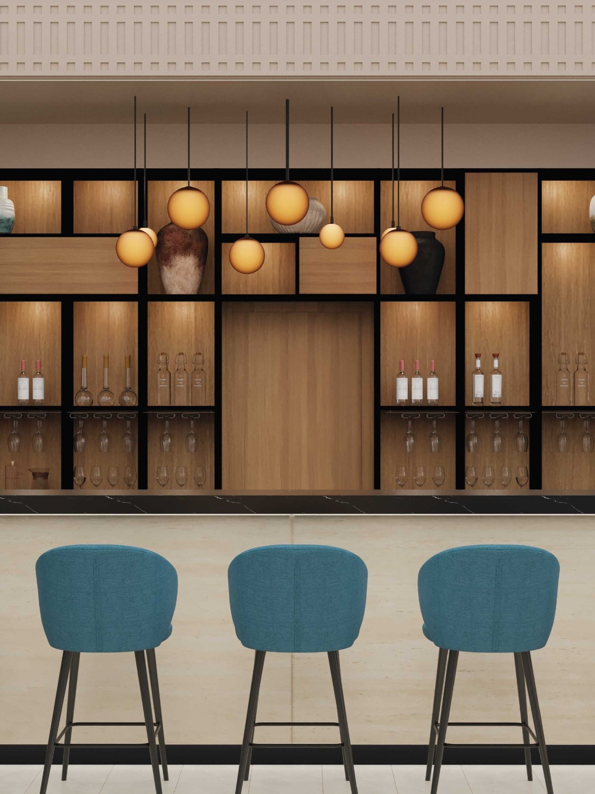 Kinderclub-Gebäude mit bemalten Cartoon-Figuren, Palmen und blauem Himmel, umgeben von grünem Rasen und Gehweg.