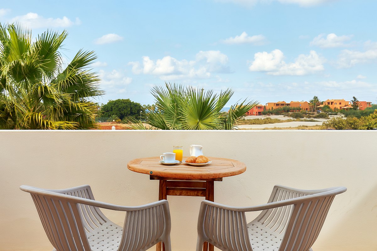 Modernes Badezimmer mit Doppelwaschbecken, großem Spiegel, Glasdusche, Toilette und hellen Fliesen.