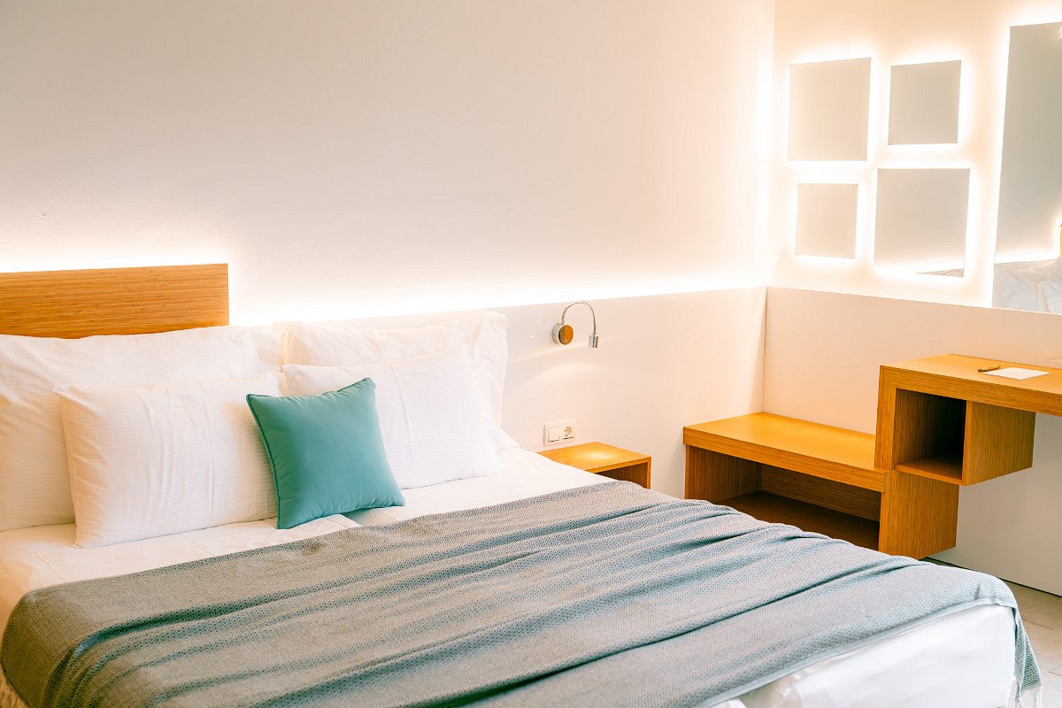 Modern eingerichtetes, helles Zimmer mit zwei Betten, Fliesenboden, Klimaanlage