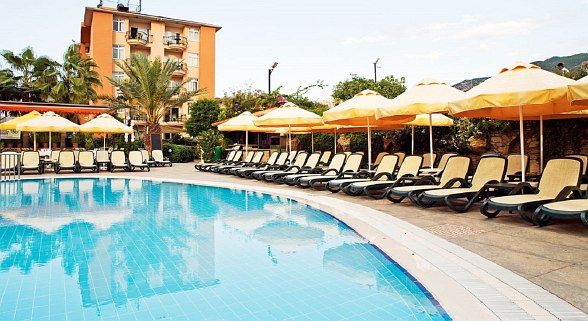 Blick auf Pool mit Liegen und Sonnenschirmen