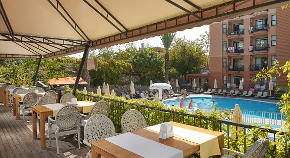 Garten Restaurant im Grünen mit Blick auf den Pool