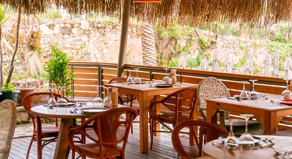 Garten Restaurant im Grünen mit Blick auf den Pool
