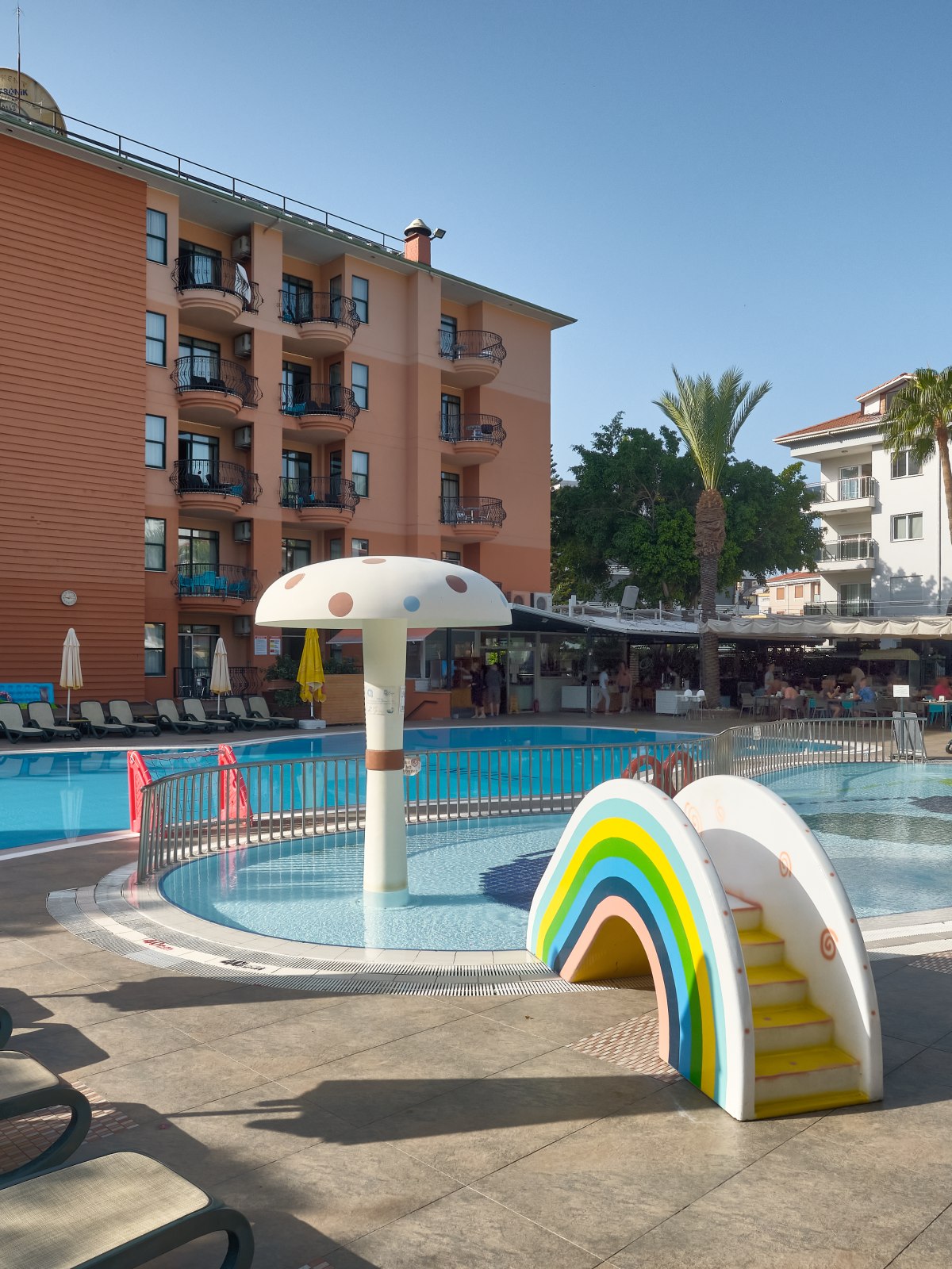 Ein weißes Gebäude mit großen Fenstern, das 